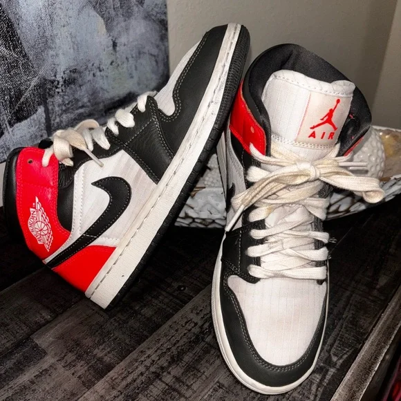 Air Jordan 1 Mid SE Womens Size 7 Newsprint Crimson - Picture 3 of 13